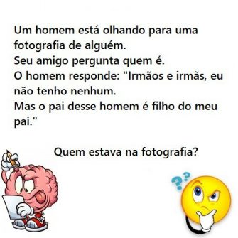 Um homem está olhando para uma fotografia de alguém. Seu amigo pergunta quem é…