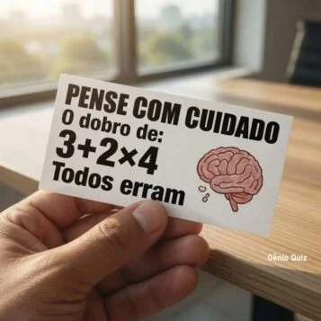 Cartão com desafio matemático escrito “o dobro de 3 + 2x4” segurado por uma mão sobre uma mesa