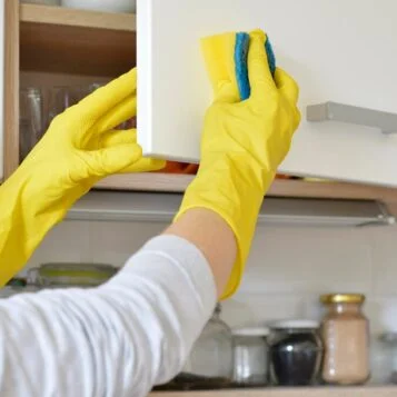 O Erro que Faz os Armários da Cozinha Sujarem Mais Rápido