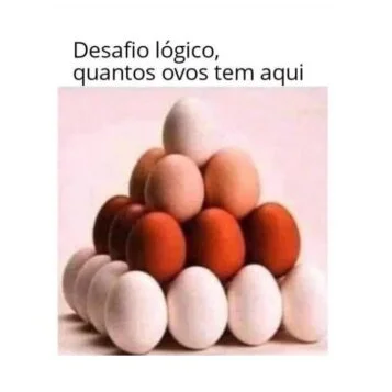 Pirâmide de ovos com quatro camadas usada em um desafio lógico para descobrir a quantidade total de ovos.
